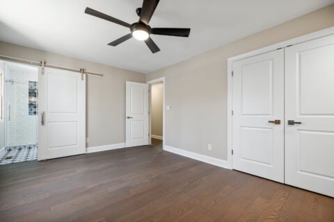 A room with a ceiling fan